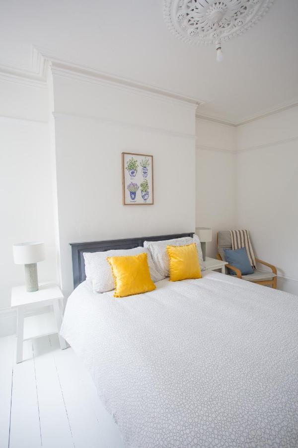Elegant York House - On A Beach Road, Sleeps 12, With Sea Views Worthing Buitenkant foto