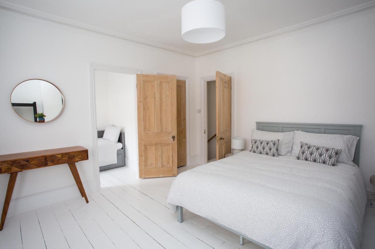Elegant York House - On A Beach Road, Sleeps 12, With Sea Views Worthing Kamer foto
