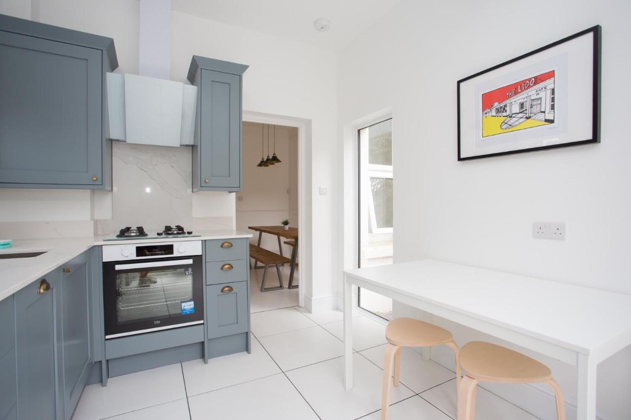 Elegant York House - On A Beach Road, Sleeps 12, With Sea Views Worthing Buitenkant foto