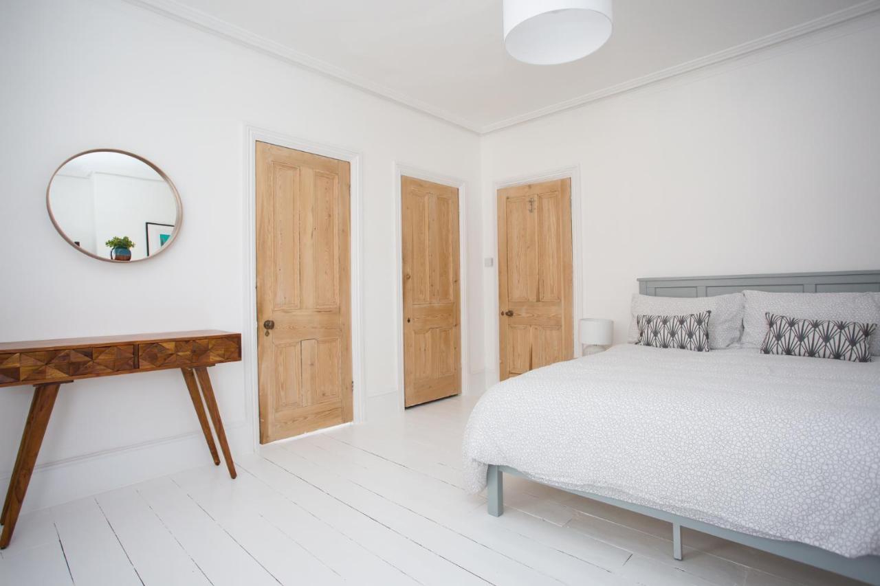 Elegant York House - On A Beach Road, Sleeps 12, With Sea Views Worthing Buitenkant foto
