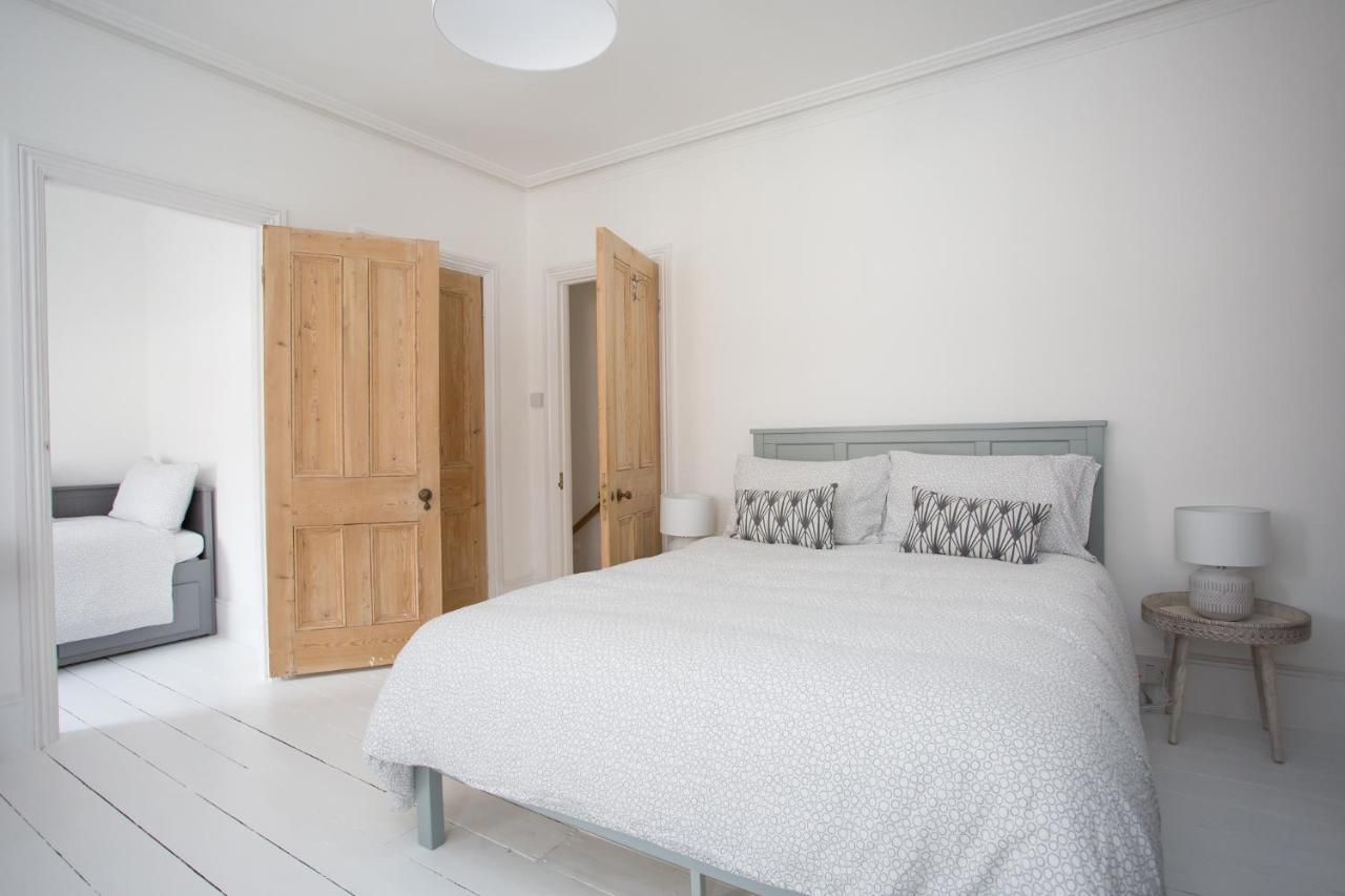 Elegant York House - On A Beach Road, Sleeps 12, With Sea Views Worthing Buitenkant foto