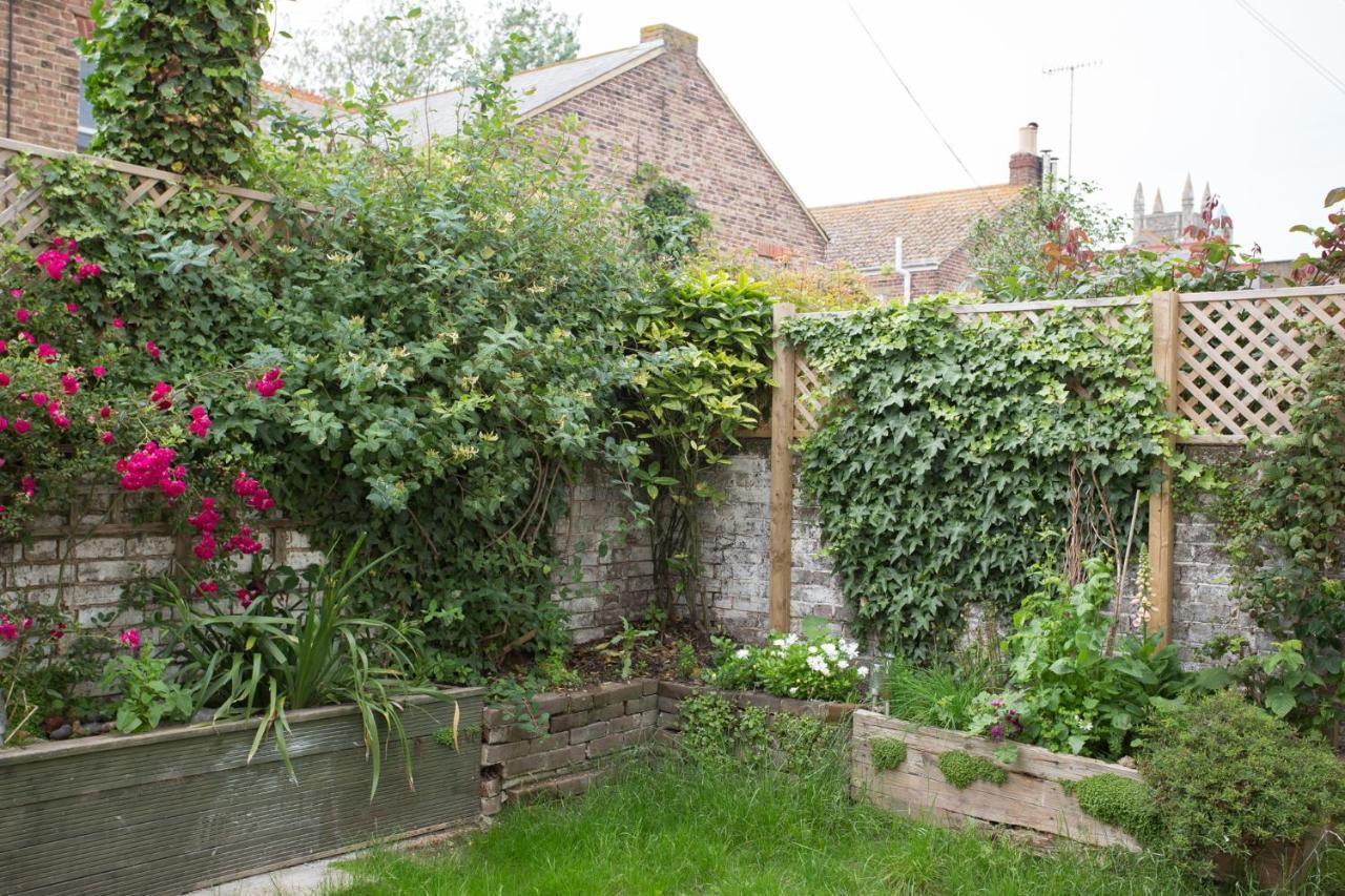 Elegant York House - On A Beach Road, Sleeps 12, With Sea Views Worthing Buitenkant foto